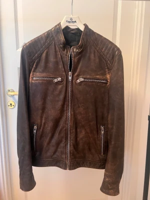 ROCKANDBLUE - Harvey Läderjacka - Brun läderjacka från RockandBlue i bikerstil. Använd endast fåtal gånger. Nypris: 2999 kr. Storlek S. Säljes pga för liten storlek. 
