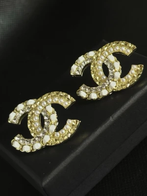 Örhängen - Ett par örhängen helt nya med pärlor och stenar.