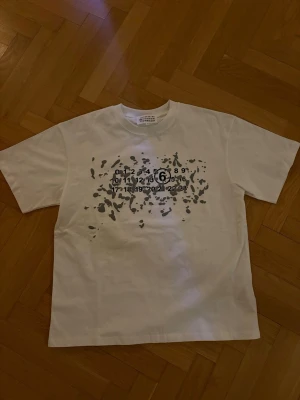 Maison margiela t shirt  - Säljer denna maison margiela t shirten i topp skick. Skriv vid fler frågor och funderingar!