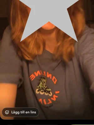 Blå Weekday t-shirt med tryck - Blå t-shirt från Weekday i bomull med coolt tryck av en inlines och texten 'ONLINE INLINES' i orange.