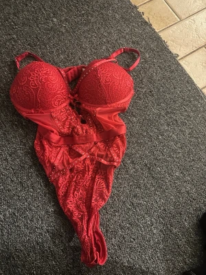 Röd body  - Oanvänd