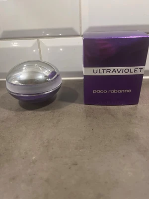 Ultraviolet 50ml parfym - Ultraviolet från Paco Rabanne i en futuristisk lila flaska. Volym: 50 ml. Perfekt för dig som vill sticka ut med en unik och modern parfym på hyllan.