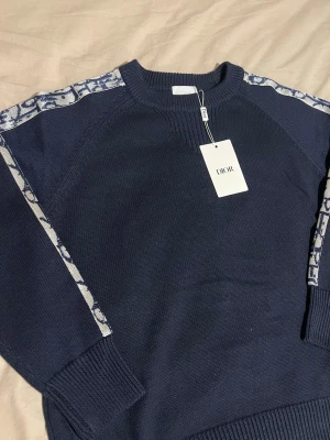 DlOR sweater - Säljer en snygg sweater från DlOR i färgen mörkblå. Storlek M. Fraktar samma dag 🎁 Passa på!