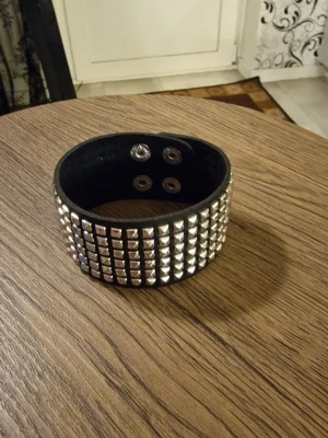 Armband punk nitar - Armband punk med nitar. Punk gothic style. Sexradigt PU-läderarmband. Hip-hop, rock Musik festival, party, pararmband. Längd 22,5 cm.