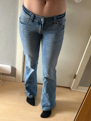 Blå jeans  - Blå jeans från Abrand jeans. Nypris: 999kr. Innerbenslängd: 89cm. Midjevidd: 41cm. Total längd: 106cm. Midjehöjd: 17cm. Tall. Stl 28/ AU 10