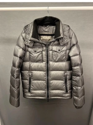 Herno jacka - Supersnygg och unik herno jacka! Size 48 motsvarar S! Skick 9/10 inga defekter! Hör av dig vid minsta fundering 🤩