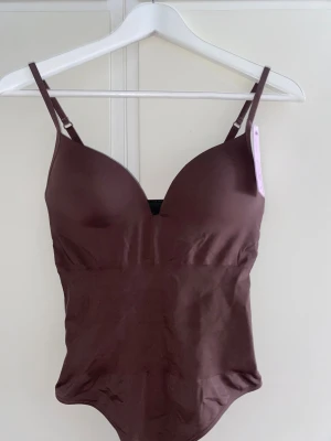 Trendig body från HM - Supersnygg trendig body från HM. Helt ny med prislapp kvar.  Skicka prisförslag (ej skambud) 💕💕