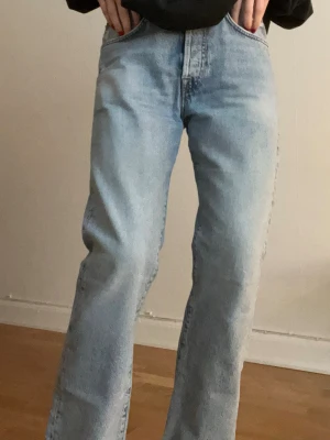Acne Studios jeans - Ljusblå klassiska baggie jeans från Acne Studios, storlek 27/32. Jag är storlek S och 169 och dem precis till hälarna och baggie i midjan x