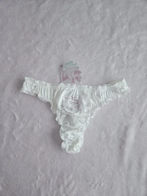 Vita trosor med katt - Helt nya med tags. Står storlek M men uppskattar att dom passar XS-S. 