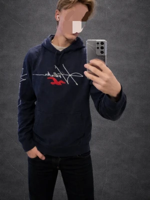Hollister hoodie - Storlek M | Skick 9/10 | Modellen är 187cm | Mitt pris 249kr | Hör av er vid vidare funderingar