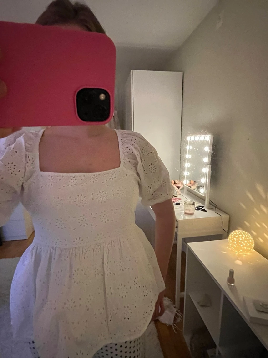 Vit broderad blus med puffärm