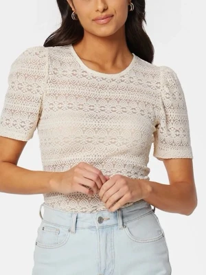 Beige spetsblus med puffärm från vila! - säljer denna spets topp från vila, då den aldrig kommer till användning. väldig fin och kan använda till vardag eller till festligheter. använd 1-2 gånger!! skriv privat för egna bilder💕