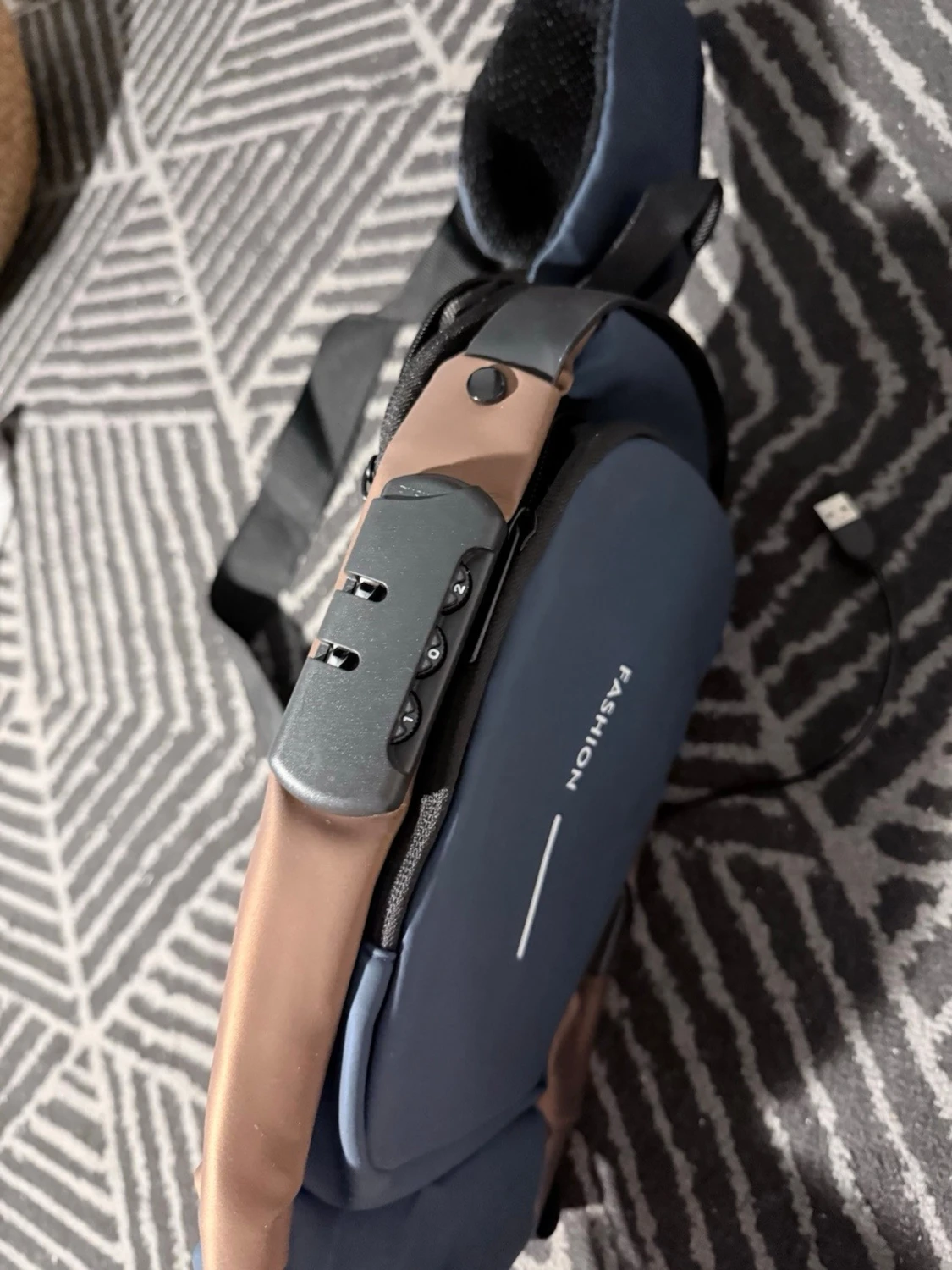 Blå axelväska med USB-port - 1