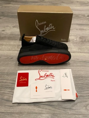 Christian Louboutin svarta sneakers - Säljer ett par svarta sneakers från Christian Louboutin i storlek 43. Skorna är helt nya, öppen för frågor. Pris kan såklart diskuteras:)