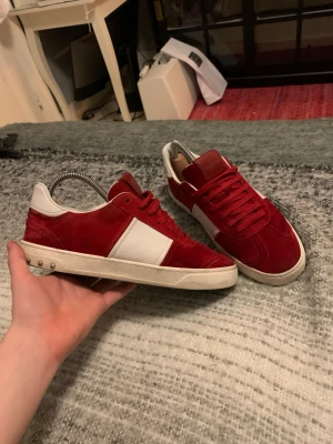 Valentino flycrews - Säljer ett par valentino flycrews i väldigt fint skick slutade produceras 2007 med ett ny pris på 7500kr alla bitar förutom 2 år kvar och nästan ingen healdrag