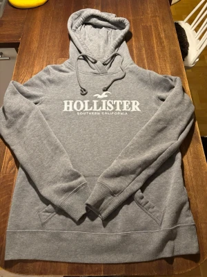 Hollister hoodie  - Fet grå hoodie från Hollister✔️inga defekter✔️Storlek: xs (se mått)✔️Hör av dig vid övriga frågor eller funderingar✔️💫💫