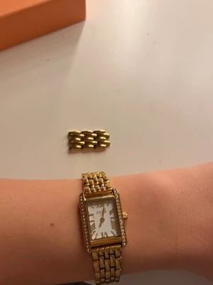 Regla klocka guld - Säljer en guld Regal Klocka. Har haft i ungefär ett år och har fortfarande bra skick och den har tappat lite färg som man ser på den näst sista bilden men det är inget som man märker har också med extra bit så man kan justera klockan. Klockan fungerar. Säljer klockan för 300kr. Nypris: 600kr