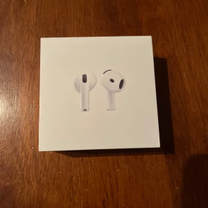 Apple AirPods 4 – Oanvända & original, kvitto finns - Säljer ett par Apple AirPods 4 som jag köpte för eget bruk under Black Friday. De är oanvända, endast öppnade för att fotografera. Originalprodukt från Apple – serienummer kan visas vid behov och kvitto finns.  ✔️ Äkta Apple-produkt ✔️ Oanvända ✔️ Privat försäljning ✔️ Pris: 950 kr