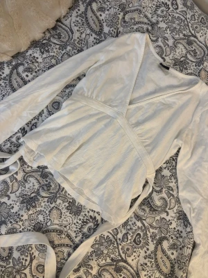 Blus - Blus från Gina tricot med knytning baktill💞💞