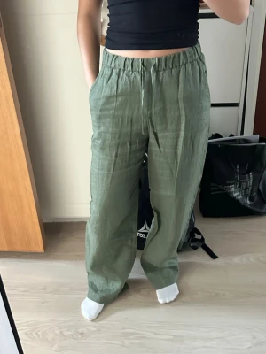 ARKET linnebyxor  - Kommer inte till användning längre, nypris är 690kr🌸 Mycket bra skick och som referens är jag 162 cm 