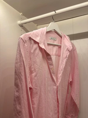 Ljusrosa skjorta från LCW Casual - Enkel och stilren ljusrosa skjorta från LCW Casual med klassisk krage och knäppning framtill. Skjortan är långärmad och tillverkad i ett mjukt bomullstyg som känns skönt mot huden. Perfekt för dig som gillar en clean och avslappnad look.