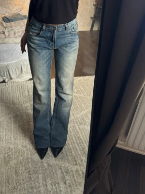Snygga blå jeans från Zara  - Storlek 34. Slutsålda. Finns inte på hemsida.