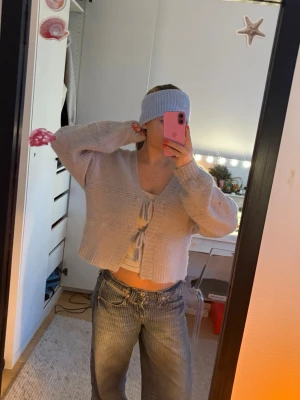 Stickad kofta - Ljusblå stickad kofta från bik bok🩵Passar så bra att ha över en klänning! Andra bilden är lånad från bik boks hemsida!!!!