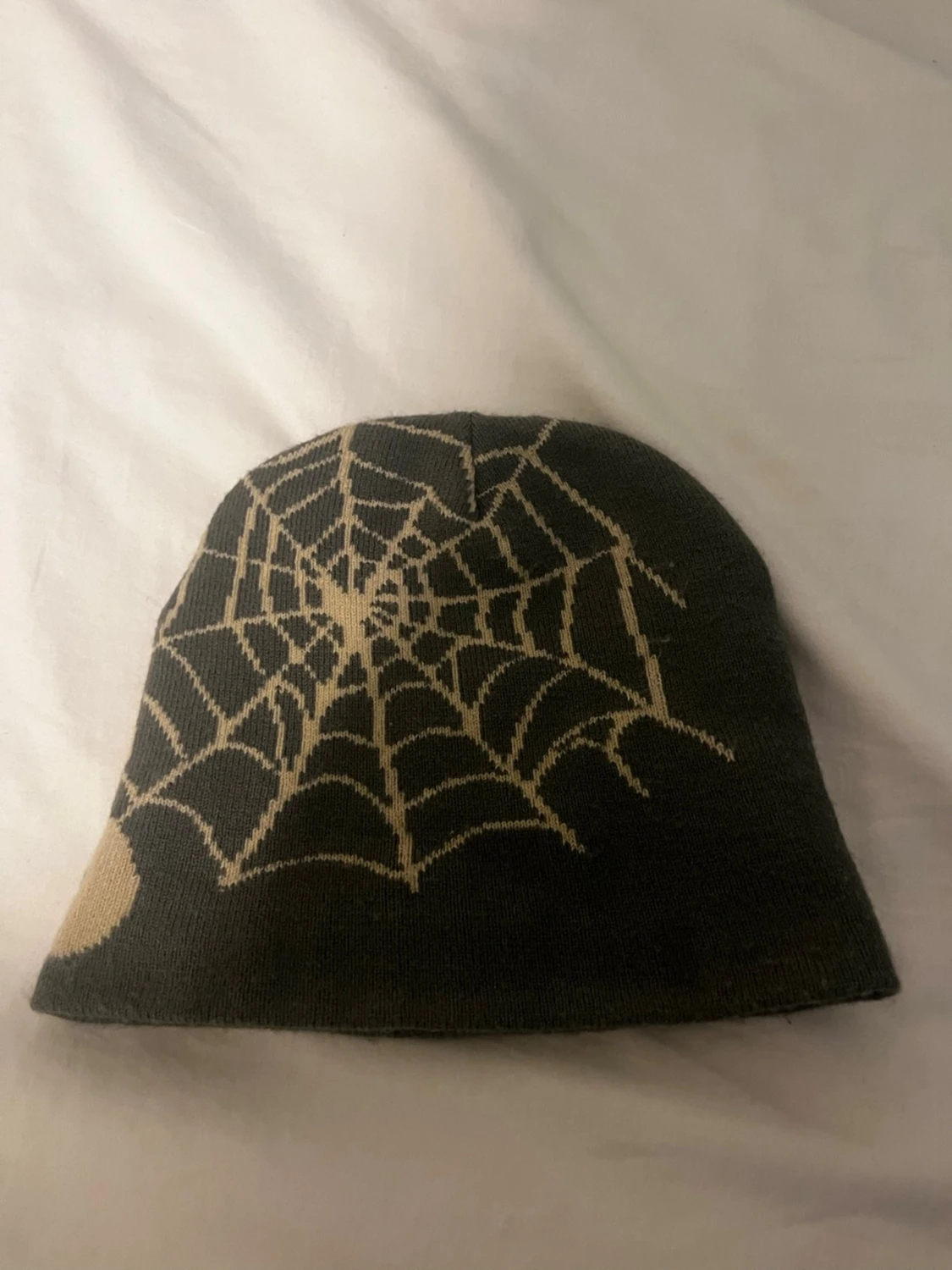 Grå mössa med tryck från Groovy Visions - 1