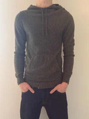 Mörkgrön 100% Cashmere John Henric - Säljer en exklusiv cashmere tröja från John Henric som knappt är använd, därav väldigt bra skick🤗Nypris ligger på 2499kr där av det lite högre priset! Tröjan är i storlek S och har en tajtare passform och passar dig som har något mindre storlek! Modellen på bilden är c.a 180cm och sitter bra på han. Hör av er vid minsta fundering! Pris kan diskuteras vid snabb affär!