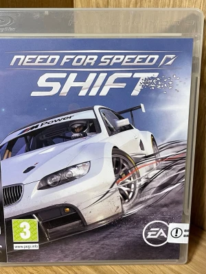 Need for Speed: Shift (PlayStation 3) - Need for Speed: Shift till PlayStation 3 är ett autentiskt racingspel med realistisk körkänsla, avancerad fysik och ett stort urval av bilar och banor. Spelet och fodralet är i mycket gott skick, komplett med manual och skiva.