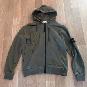 Stone Island zip hoodie Olivgrön - Knappt använd då den var lite för stor för mig,
