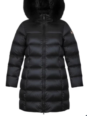 Svart lång dunjacka från Colmar - Säljer en svart dunjacka från Colmar med fluffig huva i pälsimitation och snyggt quiltad design. Jackan har dragkedja framtill och två sidofickor. Perfekt för kalla dagar och har en stilren look med Colmar-logga på ärmen.❣️🎀