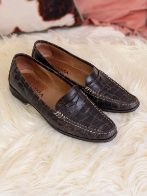 90-tals true vintage loafers i skinn made in Italy  - Riktigt snygga true vintage 90-tals bruna loafers från Gardenia, tillverkade i Italien. Office siren stil. Pris förhandlingsbart! Skickar samma dag eller dagen efter.