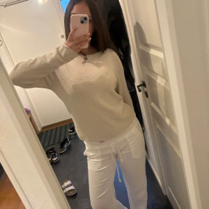 offwhite stickad tröja från vero moda - modellen är Vmdoffy och orginalpris: 300kr Den är använd och är lite sliten. Jag tycker fortfarande om den men har en annan identisk💝 Tycker den är väldigt skön och gosig💗 Den är nopprig på några ställen och man ser att den har använts💘
