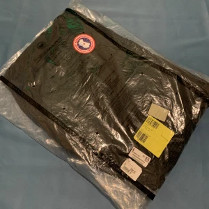 Canada Goose Väst - Svart Canada Goose Väst - Storlek M Prislapp sitter kvar, helt oanvänd! Säljes pga ångrat köp från Johnells. I dagsläget har värdet på västen höjts då nypris ligger på 8 000+ kr. Säljes för 3 500 kr - priset kan diskuteras!