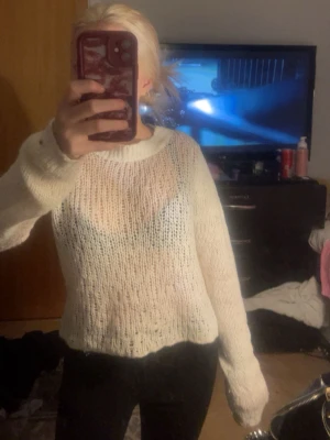 Vit stickad tröja  - Jätte fin genomskinlig vit stickad tröja! ❤️M men sitter som en xs!