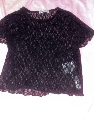 Spets topp - Super fin spets topp! 💕 Man kan ha utan tröja eller med tröja under! 💕