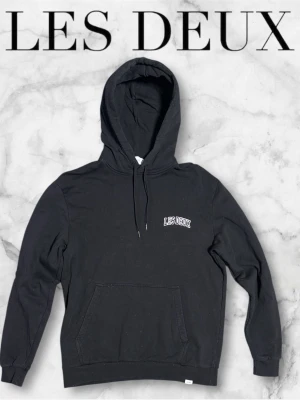 Svart les deux hoodie  - Svart les deux hoodie. Bra i tyg och inte särskilt använd. Skriv vid frågor eller funderingar 