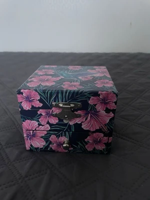 Blommigt fin smyckeskrin 🌸 - Detta är det fint smyckeskrin som är blommigt. Det är en ballerina som kan snurra och spela en liten sång 🎵 Väldigt fin och inte använd. 