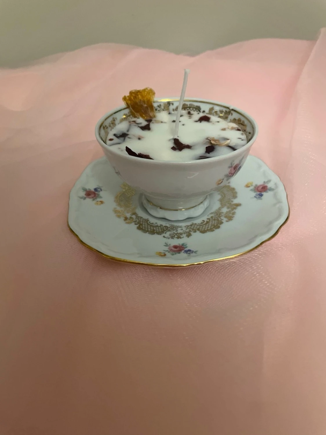 Doftljus i en vit tekopp med blommor i doft utav vanilj nr 5 - 1