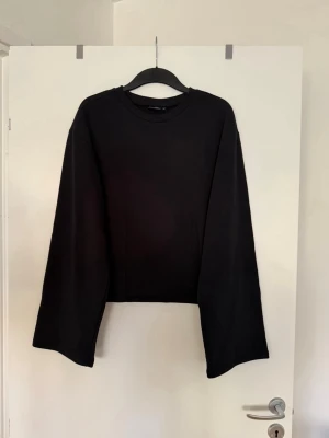 Tröja svart  - Storlek M. Aldrig använd. 