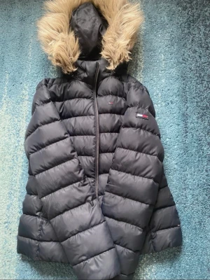 Tommy Hilfiger  - En fin Tommy Hilfiger jacka som är lite använd fin päls och inga hål. Skriv om du har några frågor:) 