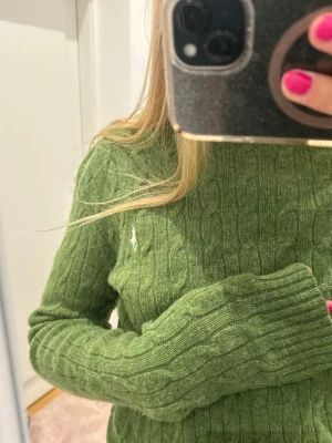 Grön stickad ralphluren tröja  - Säljer denna jätte fina gröna stickade tröjan från Ralph Lauren, sparsamt använd. Storlek L men passar S