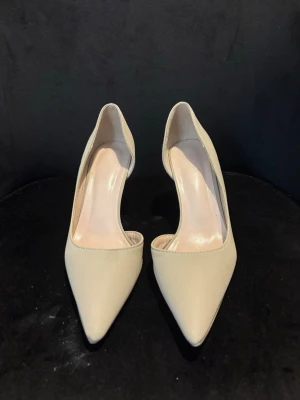 Beiga klackar - Beiga klackar i storlek 40, cirka 7-8 cm klack🥰