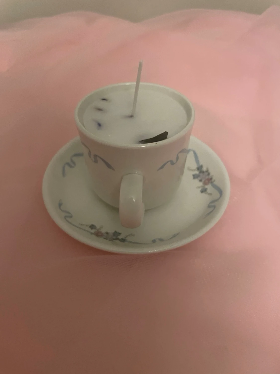 Doftljus av vaniljdoft i en vit tekopp med blommor och blåa streck nr 3 - 3