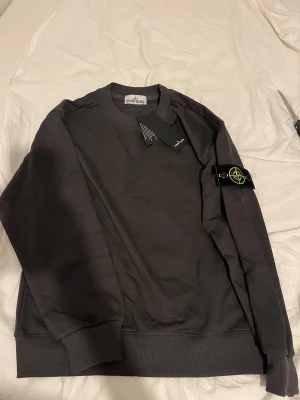 Stone isssland sweatshirt storlek S - Stone isssland sweatshirt  helt ny väldigt snygg och färg rekommenderar finns mer saker i min proffil TikTok:Scandinavia_market storlek S