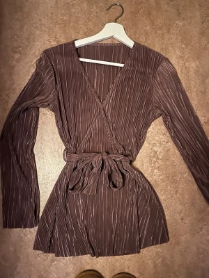 Brun omlottopp med knytband - En lite festligare tröja med knytt vid midjan🎀 har ni frågor eller vill ha fler bilder är det bara att meddela. 