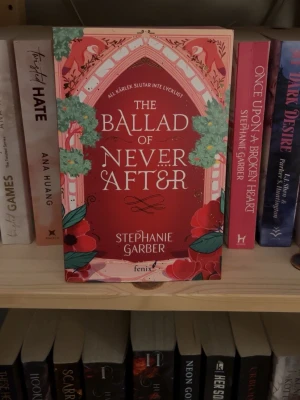 Bok - Andra boken i once upon a broken heart serien. Boken är helt ny, varken öppnad eller läst. Den är på SVENSKA. Jätte fina detaljer på utsidan av sidorna. 