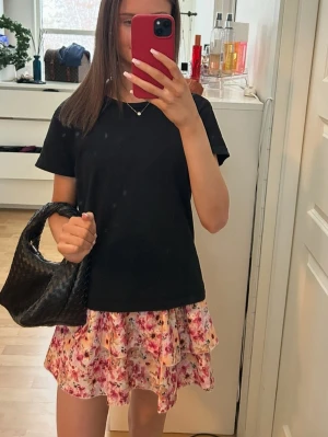 Fin sommar kjol - En kjol som är köpt på Quinte märket är (chica london) perfekt till sommaren!! Storlek Xs/S