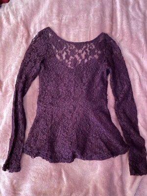 Lila spets topp - En långärmad topp i lila! Väldigt mjuk och bekväm spets över hela tröjan😋 har en låg rygg och den är tight upptill, men lite mer kjolaktig nertill! Jättesött 🥰